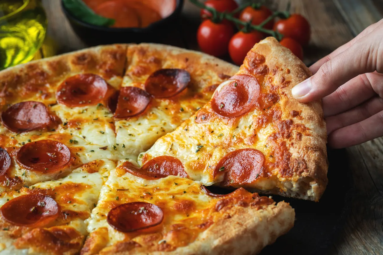 Pizza cubana recién horneada en el food truck A lo Cubano 333